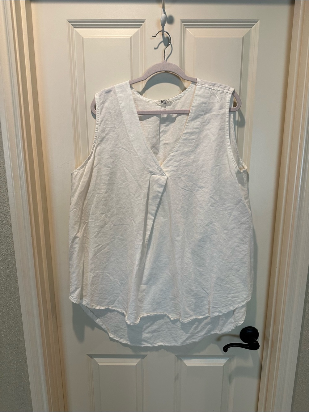 Marketplace Sleeveless White V-Neck Women's Linen-Blend Blouse